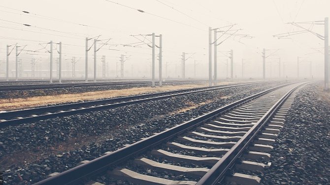 文化和旅游部：推动银发旅游列车与景区合作 为老年旅客铺就安心旅途 - 光踪暖行