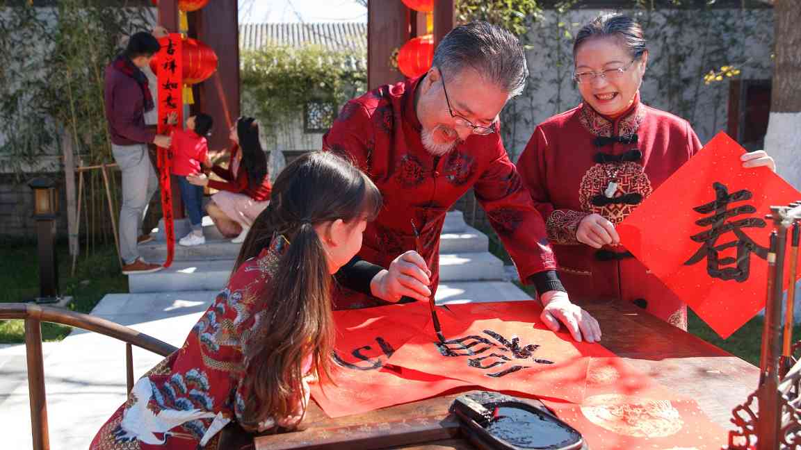 文化振兴：送春联拍全家福 浓墨重彩迎新年 - 辰飞雨光踪暖行旅游资讯