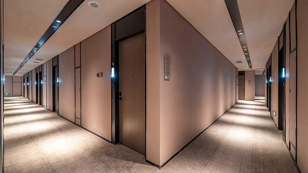 订酒店遇“照骗”，平台岂能纵容“图片游戏” - 光踪暖行