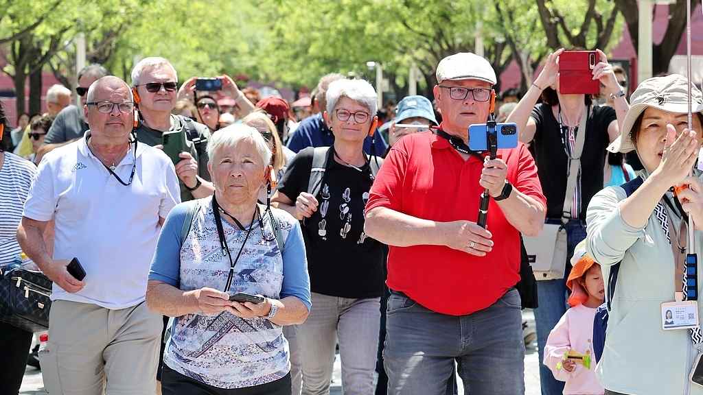 “五一”入境游火热，“旅游+购物”圈粉外国游客 - 光踪暖行