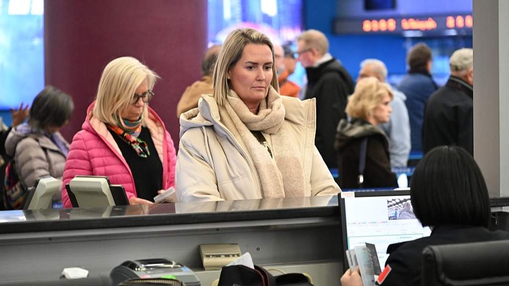 去年超2000万外国人免签入境，政协委员建言如何疏解入境游“ - 光踪暖行