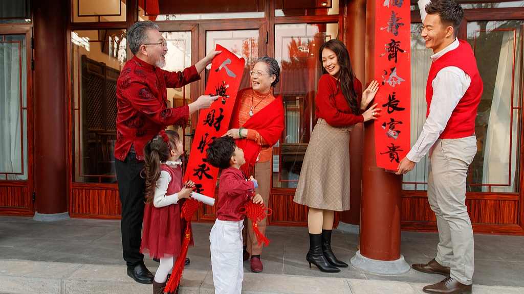 密集“上新”迎游客！来主题公园过春节成新