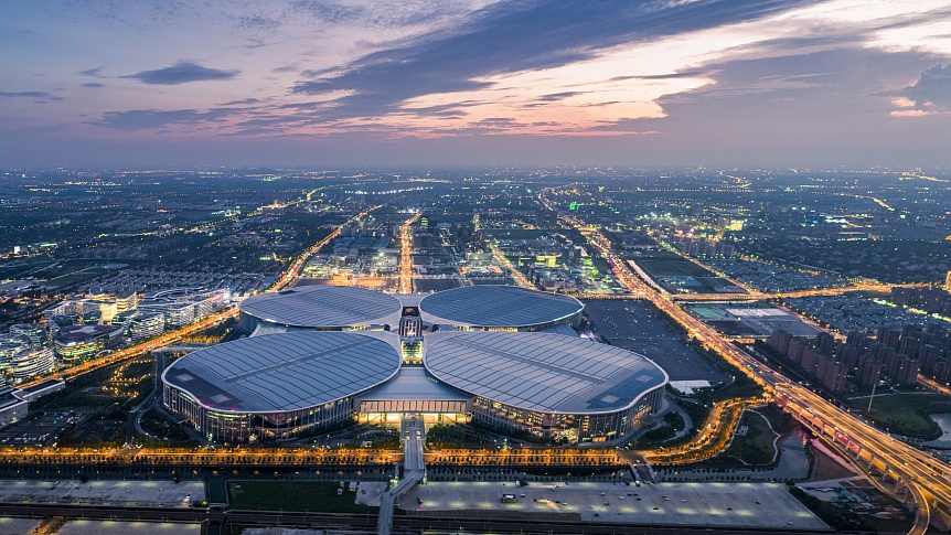 赴进博之约 展各国风情 - 光踪暖行