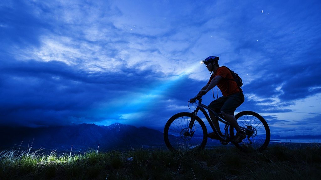 多所高校为“夜骑开封”降温 当地景区迎承载极限 - 光踪暖行
