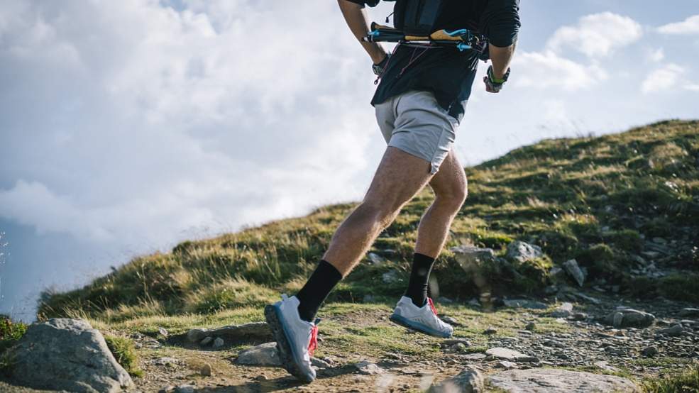 新华社评夜爬冰晶顶两人遇难：户外运动不是铤而走险 - 光踪暖行