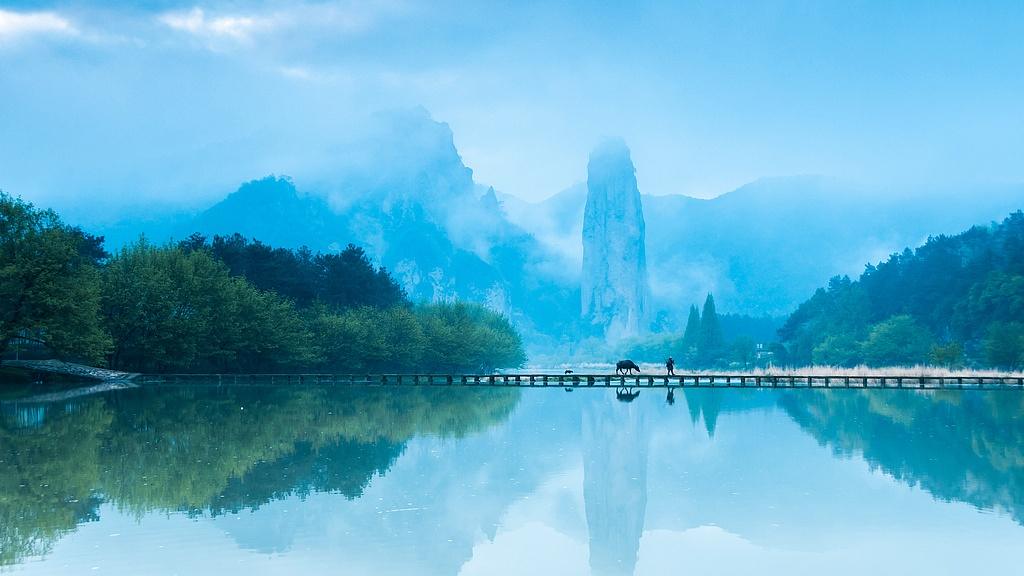 文化和旅游部：2025年上半年国内居民出游人次32.85亿，出游花费3.15万亿 - 光踪暖行