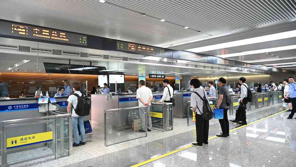 国家移民管理局：持中国护照可免签或落地签进入90多个国家地区 - 光踪暖行