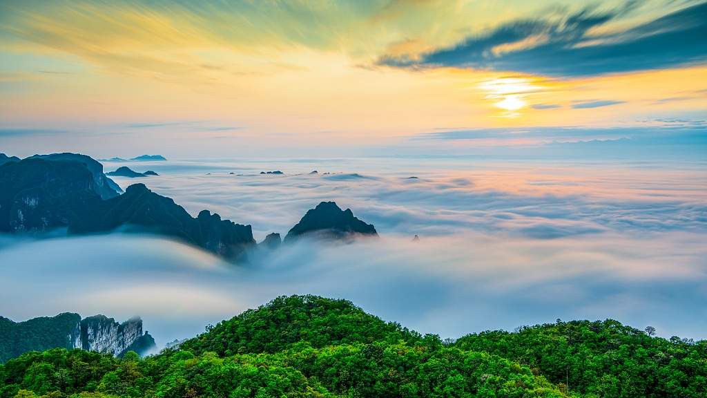 多彩“清凉旅游”持续升温释放澎湃夏日活力 暑期文旅乘“热”而上 - 辰飞雨光踪暖行旅游资讯