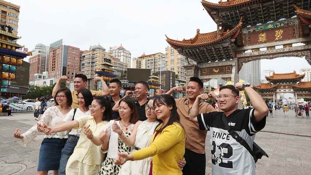 暑期文旅消费火热开启 - 光踪暖行