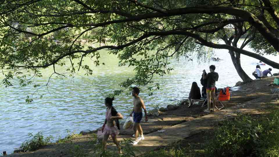 暑期旅游高峰将至 全国范围内将开展旅游市场秩序整治 - 光踪暖行