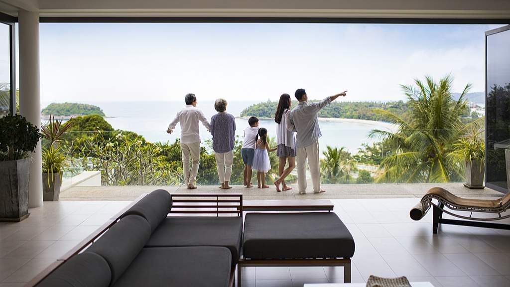 机构：今年暑期大学生出游人次数同比增长77% - 光踪暖行