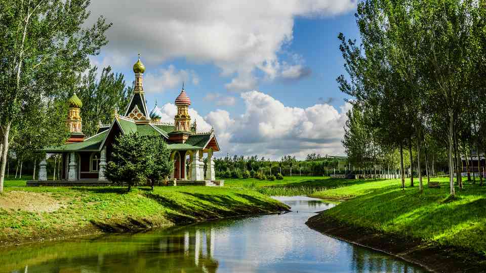 花式避暑+情绪价值 暑期旅游消费风向焕新 - 辰飞雨光踪暖行旅游资讯