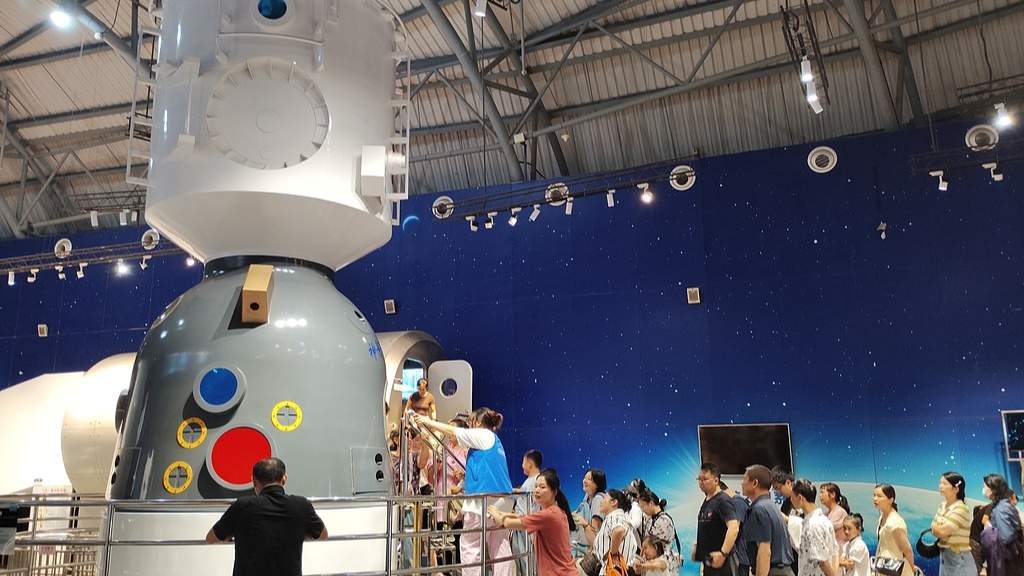 科技流量激活文旅“增量” 科技旅游成新宠 - 光踪暖行