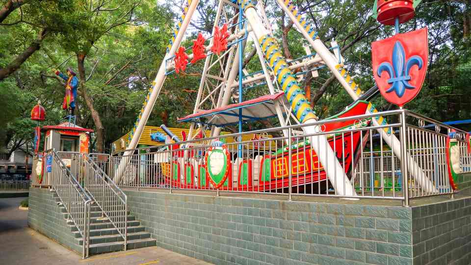 游乐园“快速通道”不快？消保委：小心被套路 - 光踪暖行