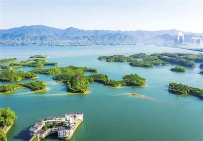 山野里的“瓦尔登湖” - 光踪暖行