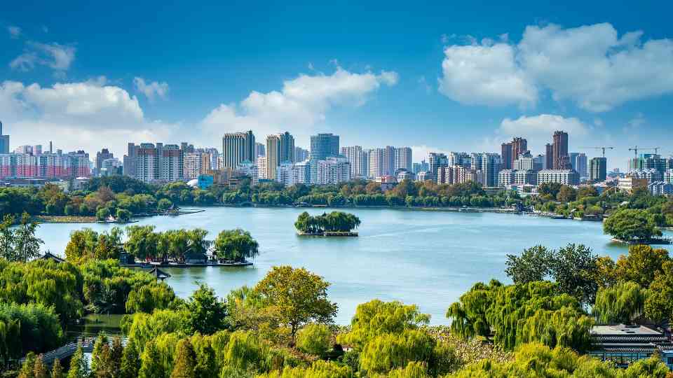 文旅市场热力十足 古典与现代撞出别样风情