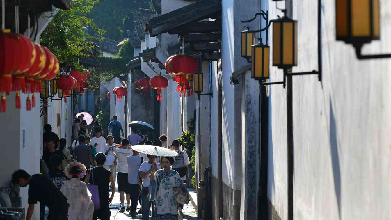 2025年国庆中秋假期国内出游8.88亿人次，国内出游总花费8090.06亿元 - 辰飞雨光踪暖行旅游资讯